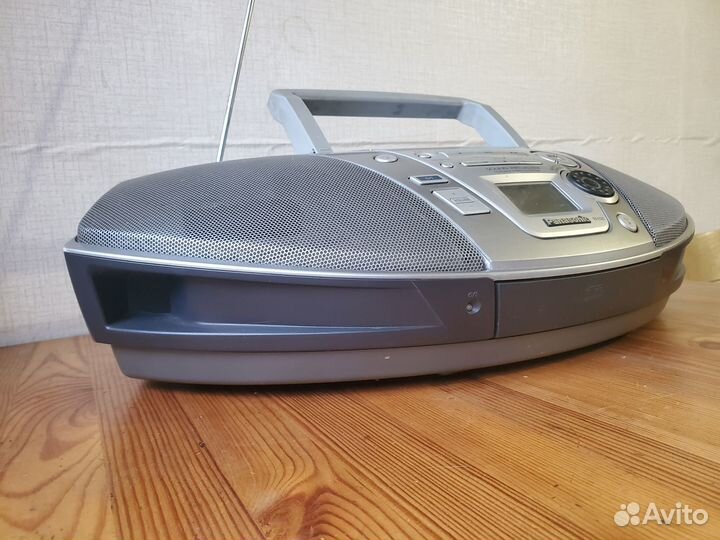 Продам магнитолу Panasonic Cobra