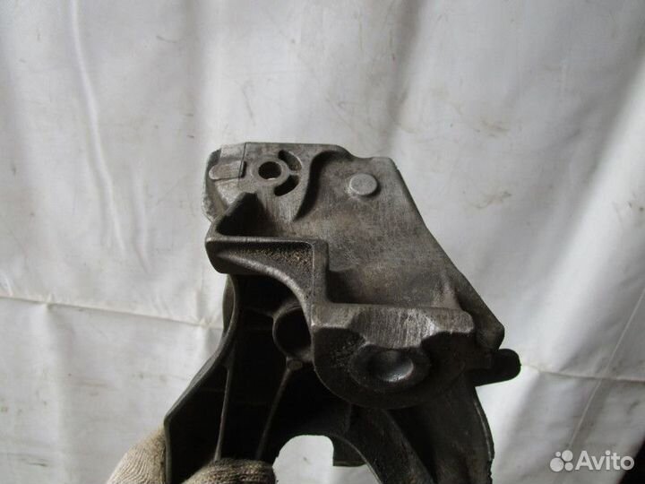 Кронштейн двигателя правый VW Phaeton 2002-2016 (4