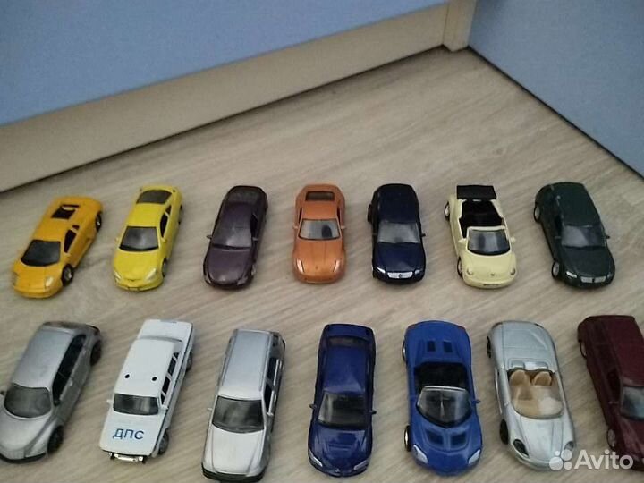 Игрушечные железные машинки