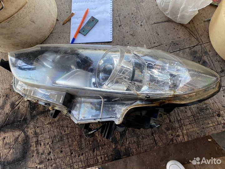 Продам фару на Mazda 6, поломанный пластик