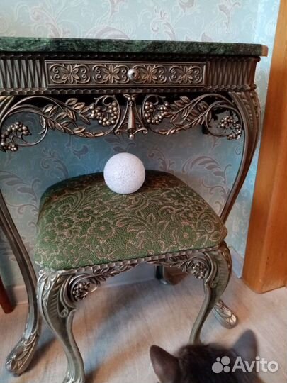 Консоль из змеевика с зеркалом, банкеткой, бра