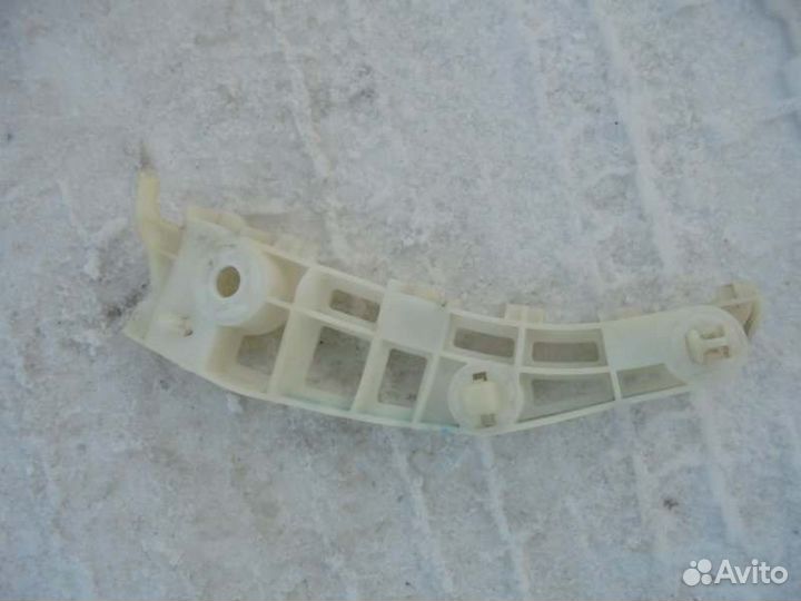 Крепление бампера переднее правое Mitsubishi