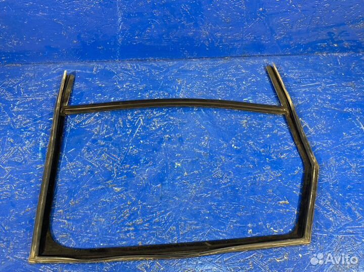 Уплотнитель стекла задний правый Land Rover Range