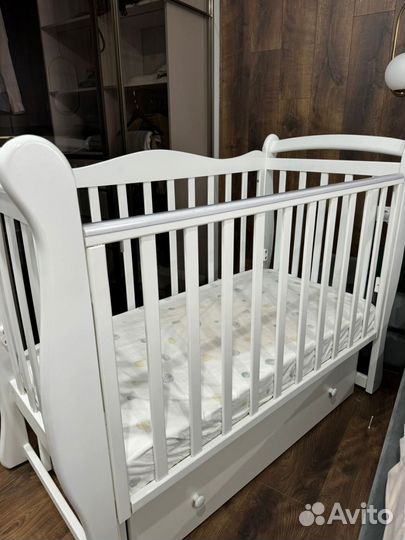 Кроватка для новорожденных с маятником