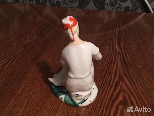 Фарфоровая статуэтка гадание на ромашке лфз