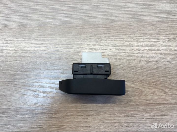 Кнопка блокировки дверей Volkswagen Polo