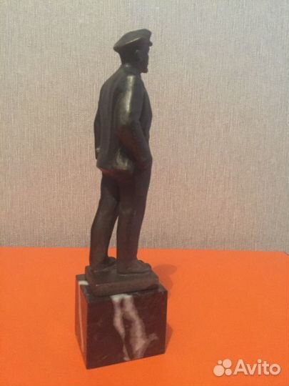 Статуэтка чугун,на мраморном постаменте.В.И.Ленин