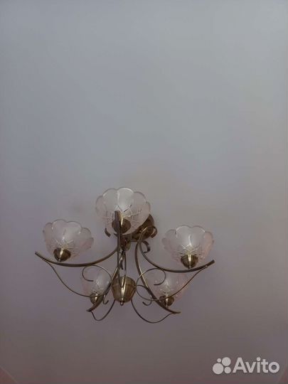 Люстра со светильником