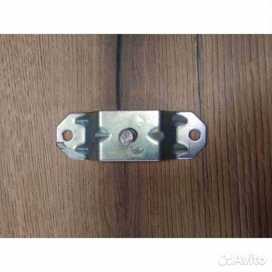 Кронштейн колпака колес С болтом (газ)