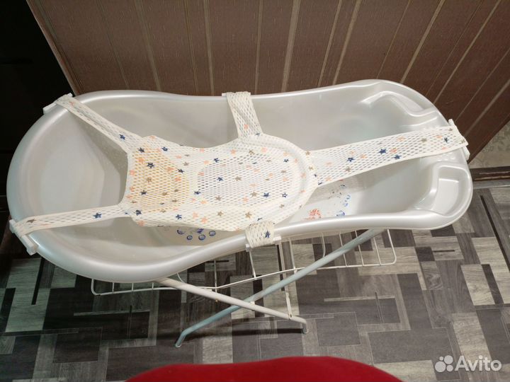 Подставка под ванну вместе с ванной и гамаком
