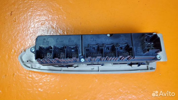 Блок управления стеклоподъемниками передний левый