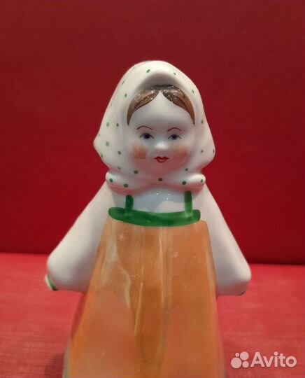 Фарфоровая статуэтка 