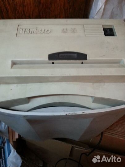 Уничтожитель бумаг шредер HSM 90