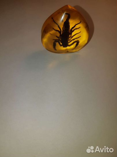 Кулон янтарь скорпион брелок подвеска