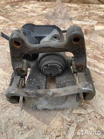 Суппорт задний левый Volkswagen Passat B6 2.0 BVY