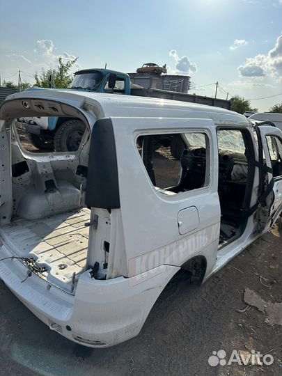 Заднее правое крыло,Четверть LADA Largus