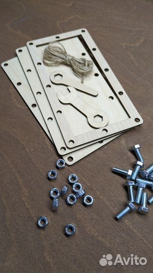 Деревянный конверт-открытка для денег на болтах