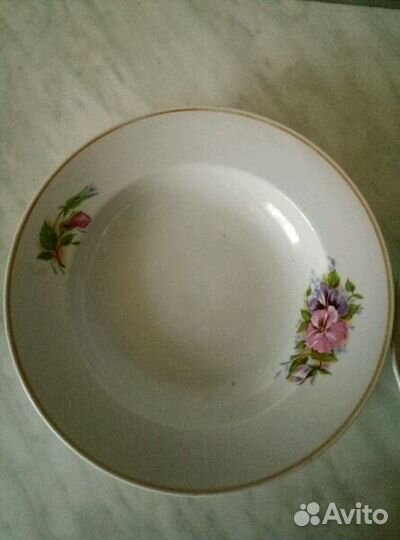 Новые тарелки различных цветов и размеров