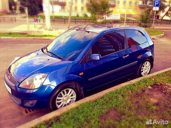 Заднее стекло на Ford Fiesta mk5 3D