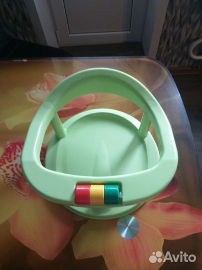Стульчик для купания малыша в ванной