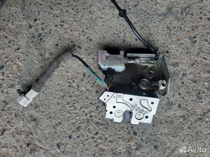 Ford Mondeo 3 - замок крышки багажника