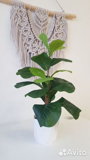 Искусственные цветы в горшке. Искусственный фикус