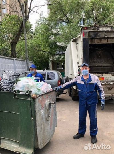 Помощник водителя мусоровоза