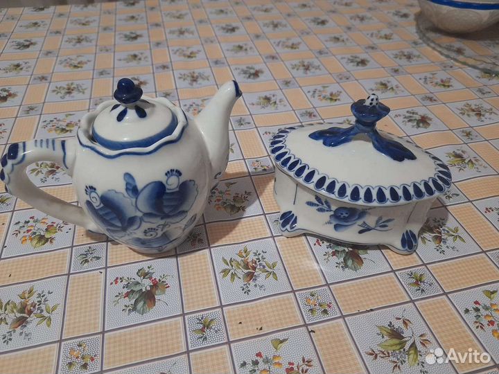 Чайник и сахарница