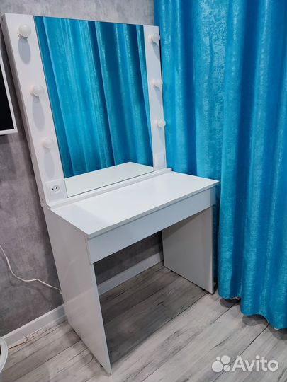 Туалетный столик с зеркалом