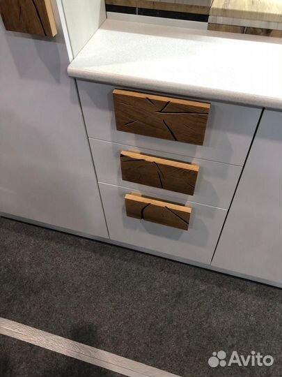 Кухня белый глянец под потолок