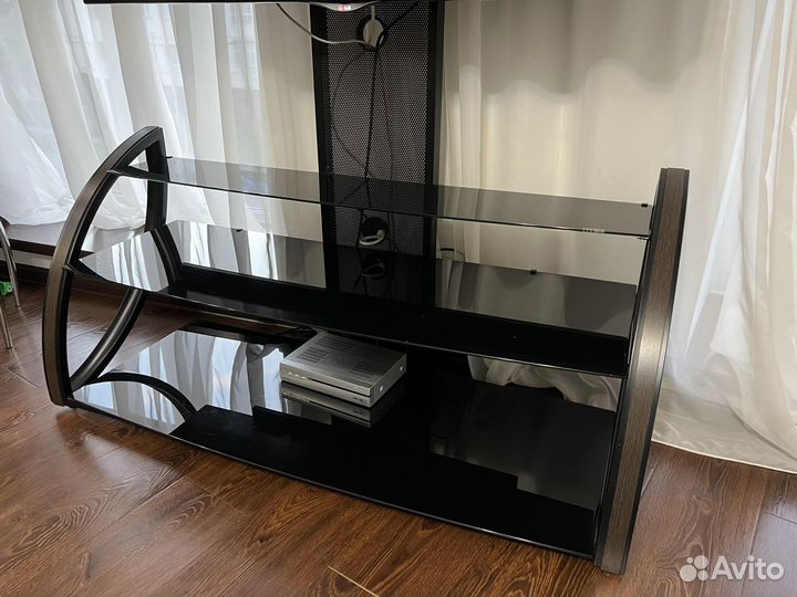 Стеклянная тумба под тв