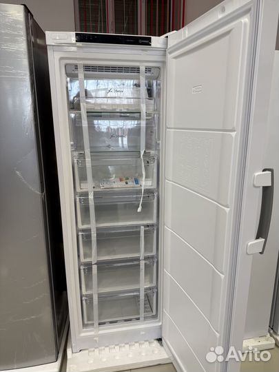 Вертикальный морозильник indesit, белый