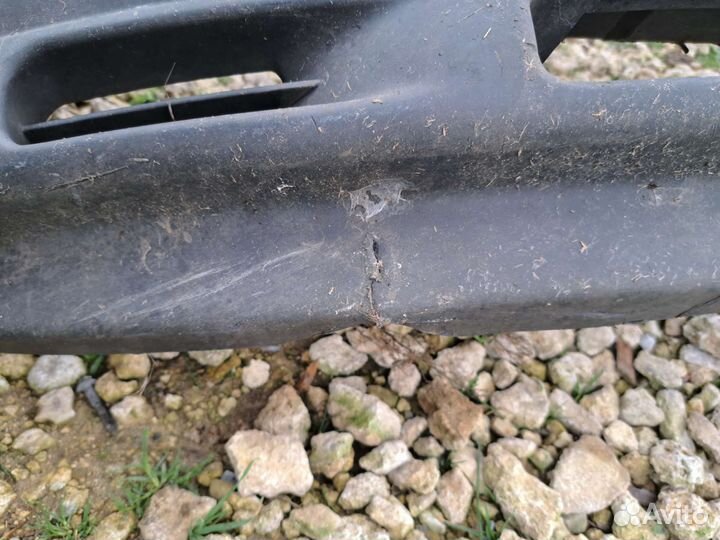 Бампер передний на Nissan Serena c23