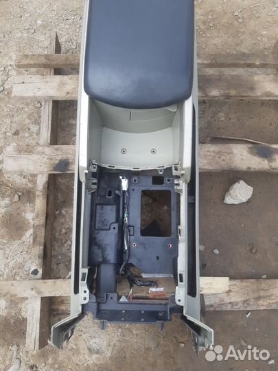 Консоль центральная (подлокотник) Infiniti QX56