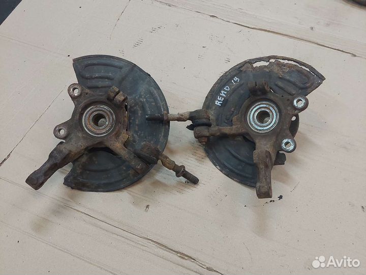 Поворотный кулак передний левый Renault 19 95-01