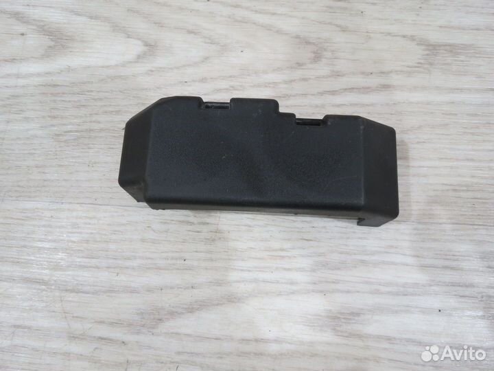 Крышка блока предохранителей Opel Astra J