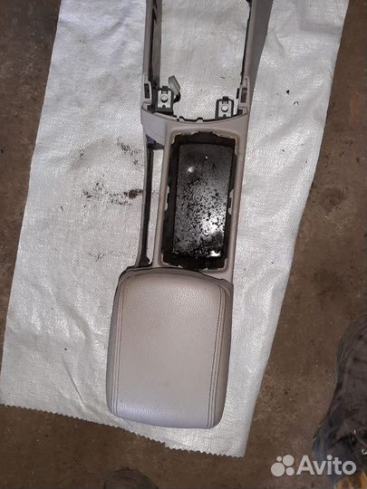 Консоль средняя с подлокотником на Volvo s 40