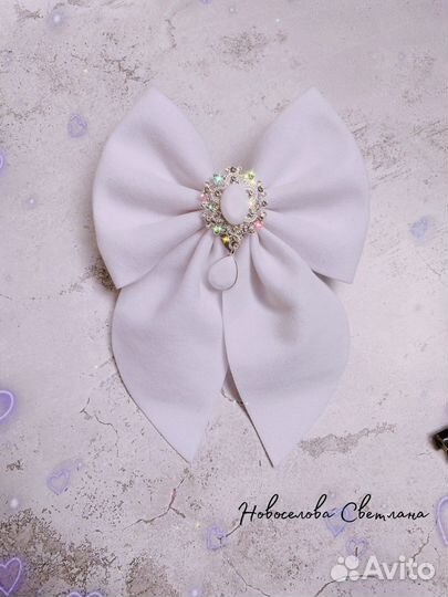 Белый бант на заколке