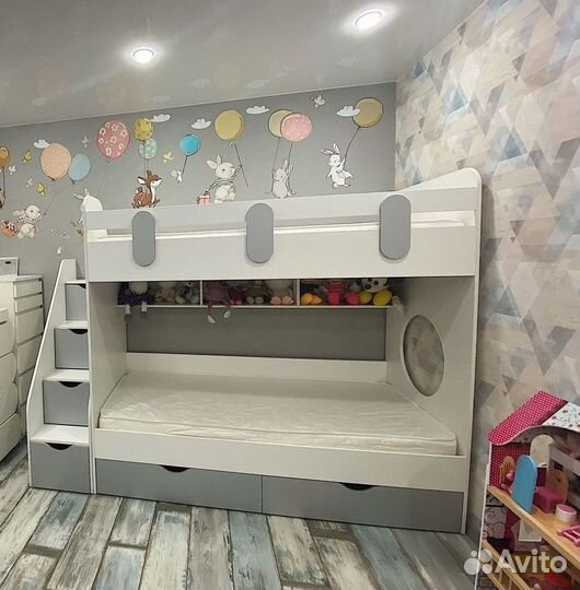 Кровать двухъярусная детская с лестницей-комодом