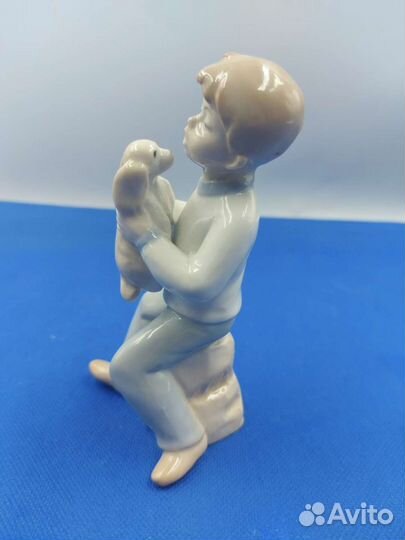 Фарфоровая статуэтка 