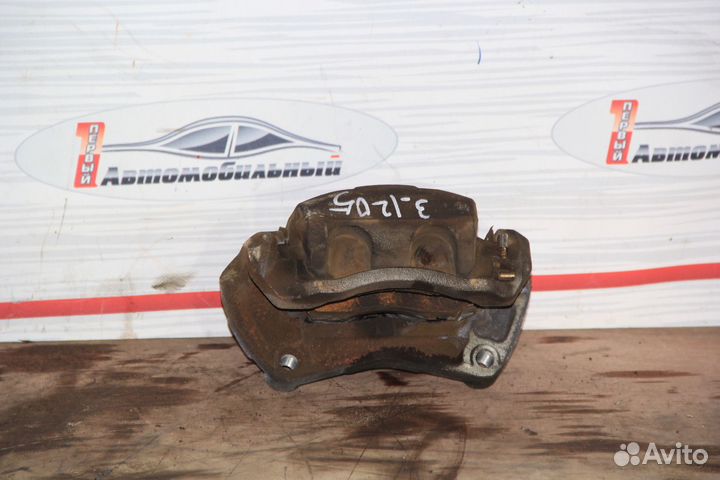 Суппорт перед право c Nissan Fuga Y50 VQ25DE