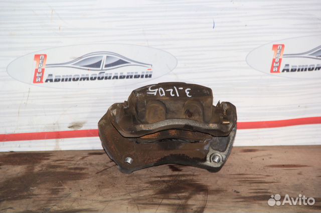 Суппорт перед право c Nissan Fuga Y50 VQ25DE