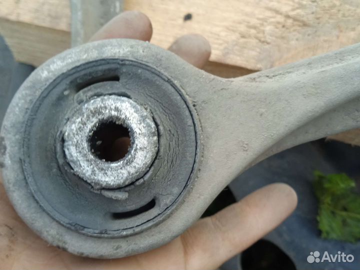 Рычаги верхние на volkswagen passat б5 убитые