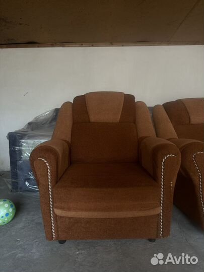 Угловой диван и два кресла