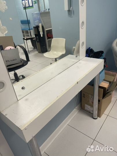 Гримерный столик с зеркалом и подсветкой