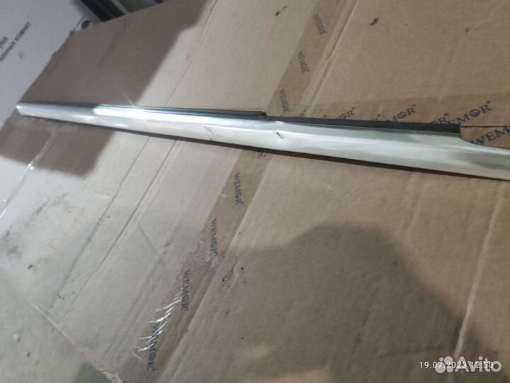 Молдинг стекла двери Mercedes X253 правый передний