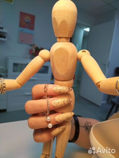 Модель на наращивание ногтей