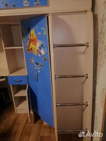 Детский уголок с кроватью и столом