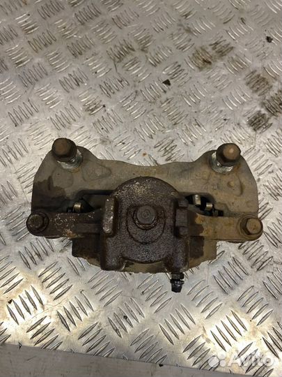 Суппорт передний правый Mitsubishi L200 2006- б/у