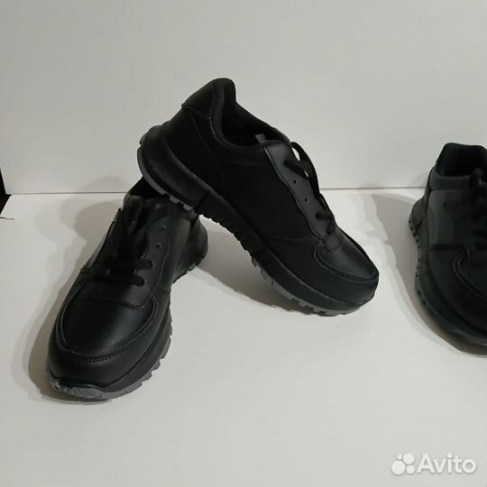 Кроссовки женские